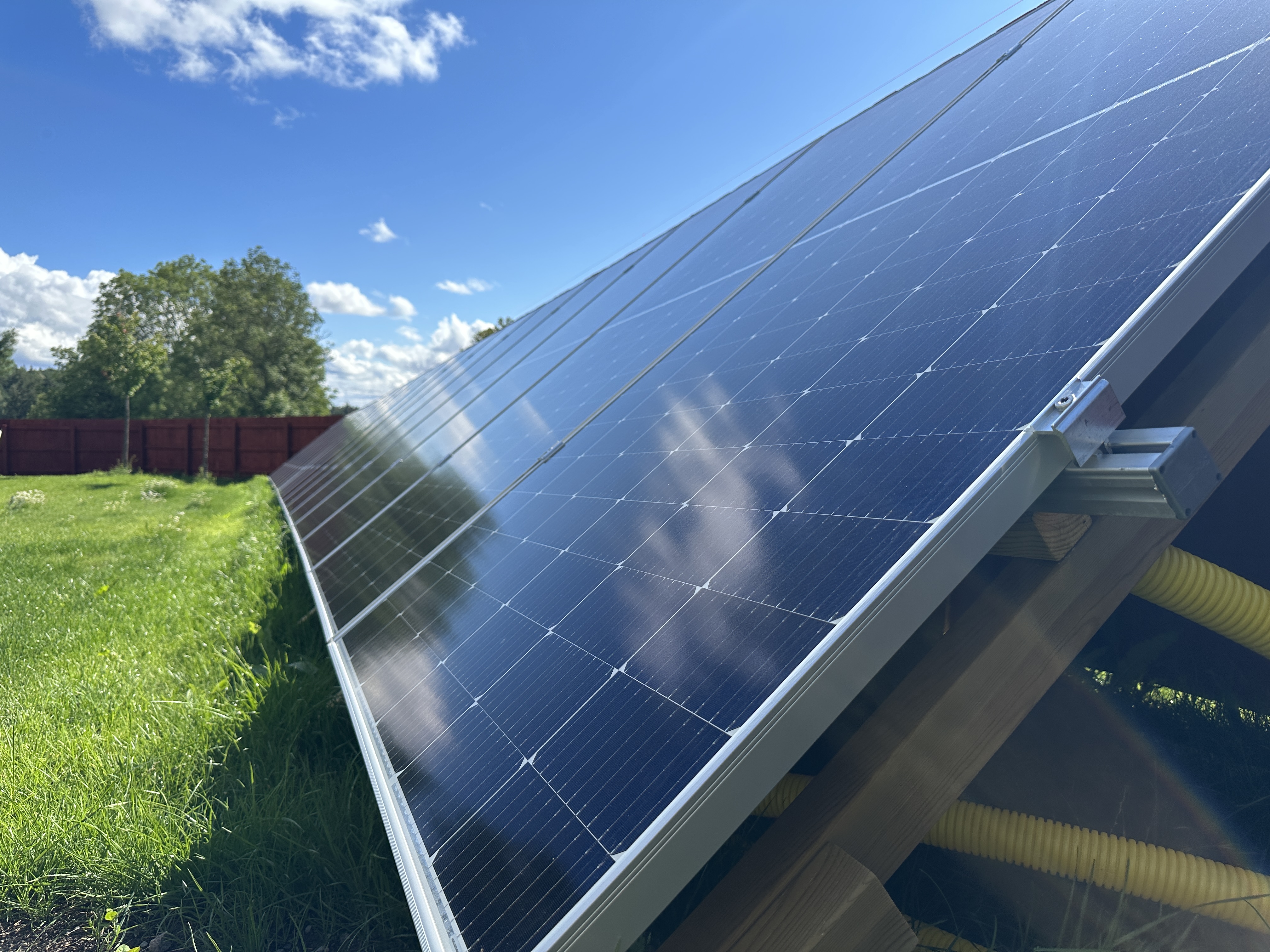 Solpaneler monterade på villa — ekonomisk investering